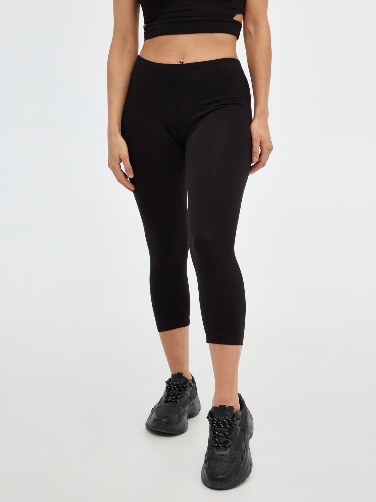 Legging curta básica preto vista meia frontal