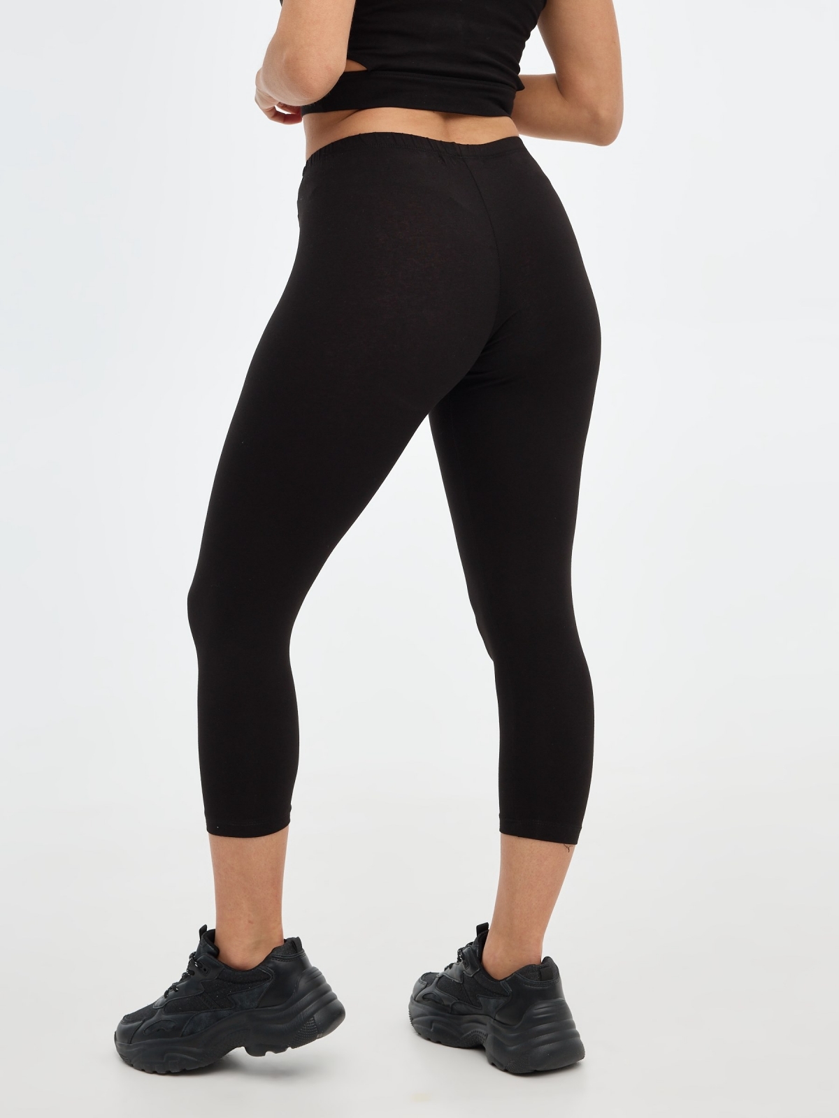 Legging curta básica preto vista meia traseira