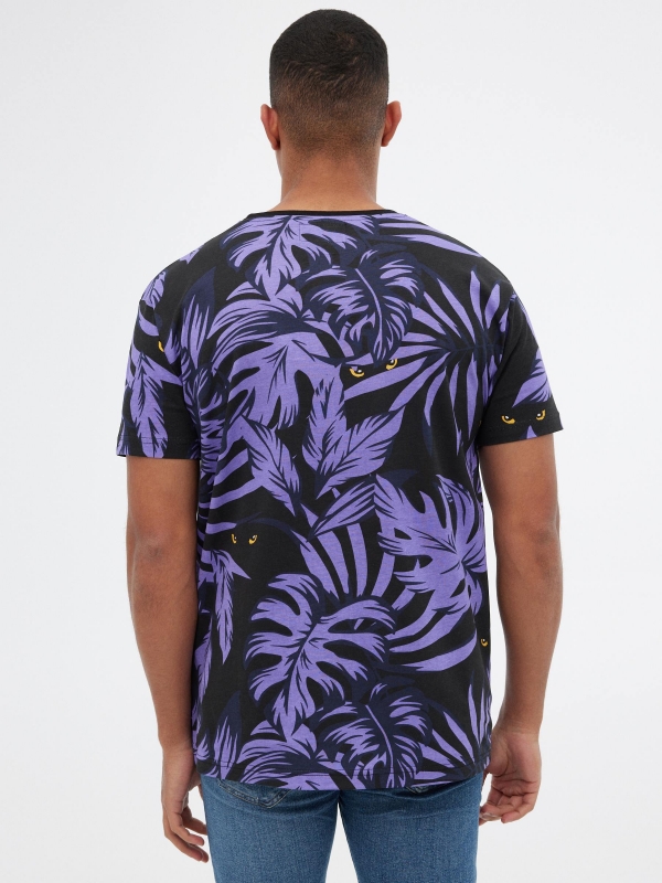 Camiseta tropical morada negro vista media trasera