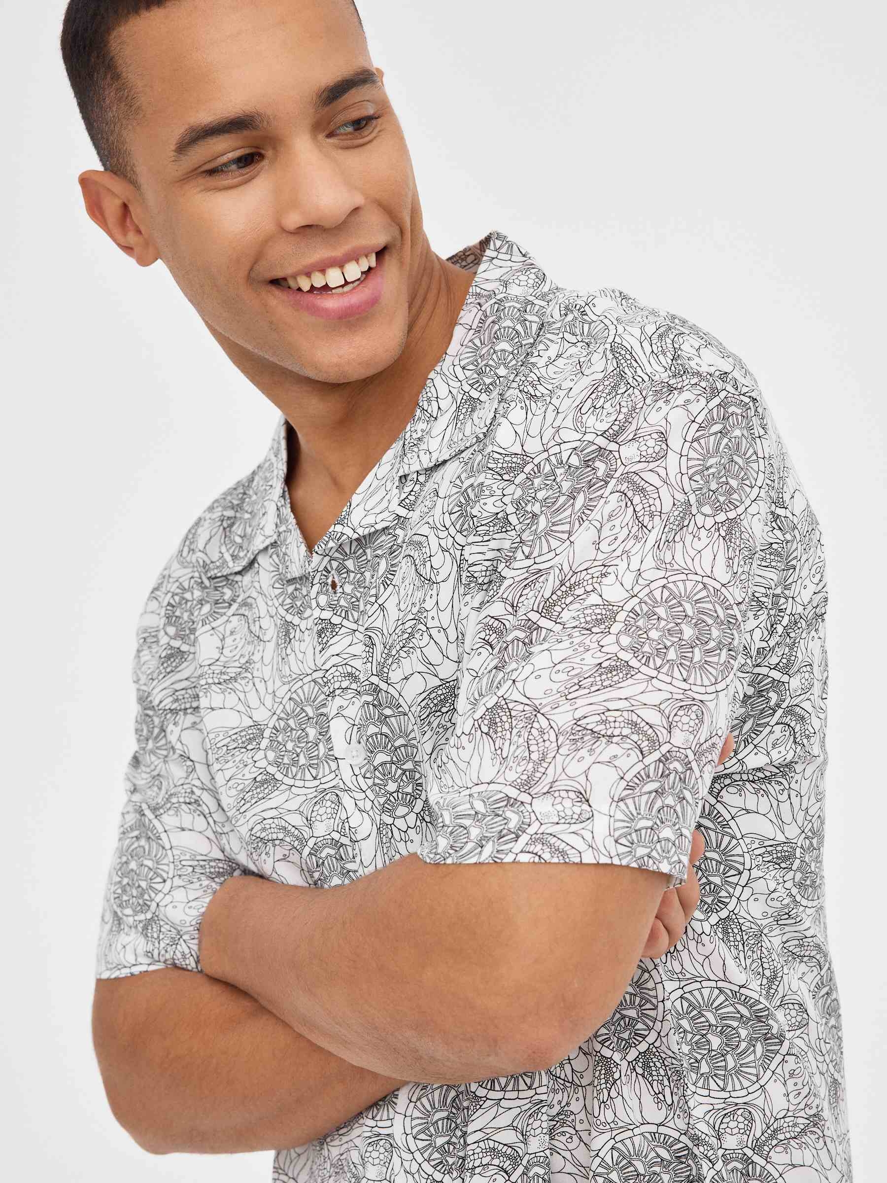 Camisa print tortugas negro vista media frontal