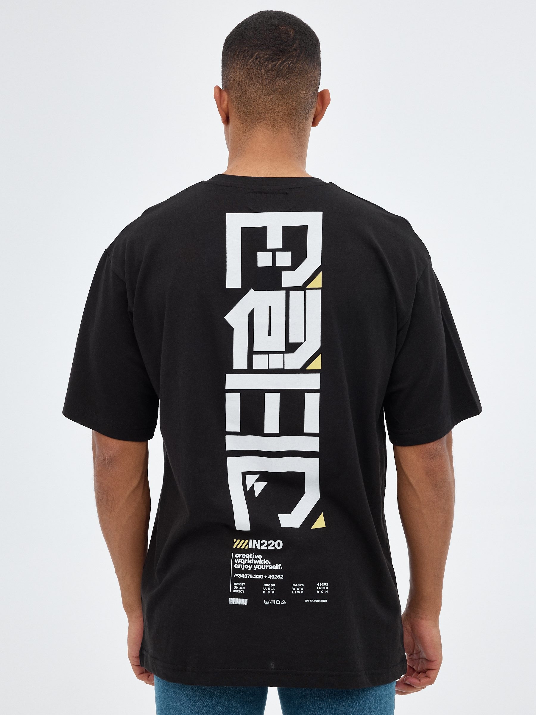 T-shirt de impressão japonesa sobredimensionada preto vista meia frontal