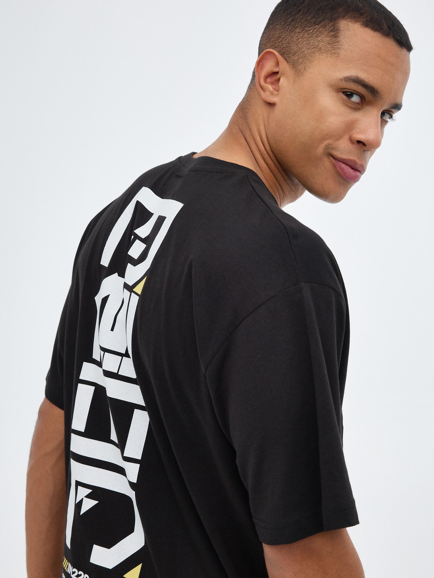 Camiseta oversized print japonés negro vista media frontal
