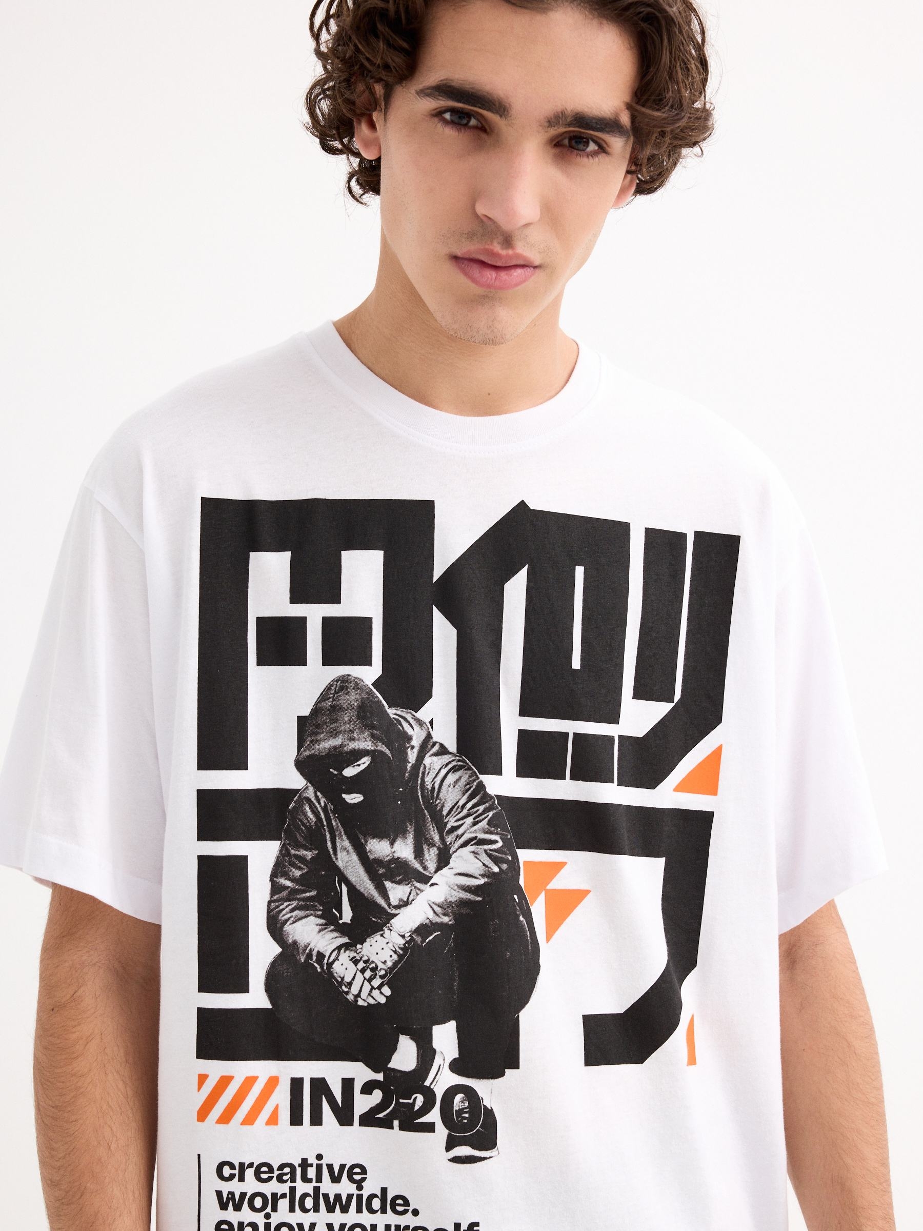 T-shirt de impressão japonesa sobredimensionada branco vista meia frontal