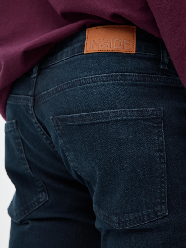 Jeans normais azuis escuras azul escuro vista detalhe