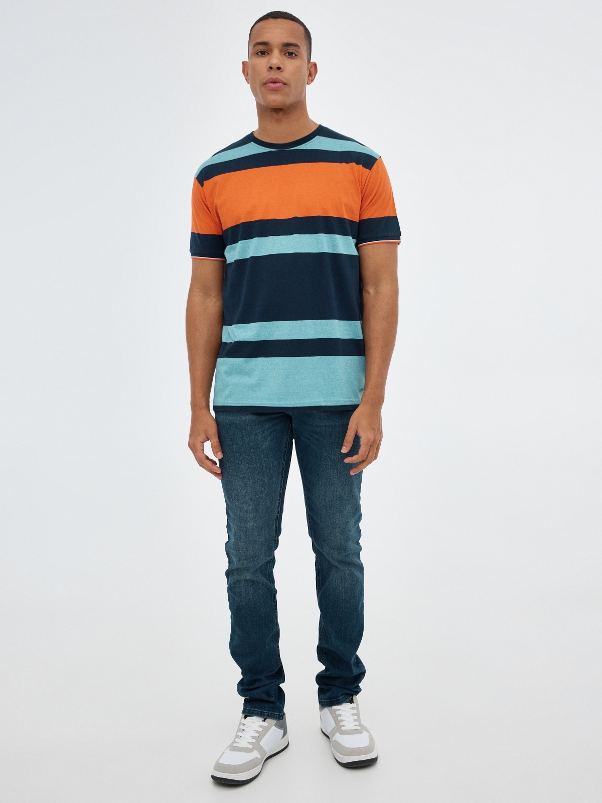 T-shirt listrada azul e laranja azul vista geral frontal