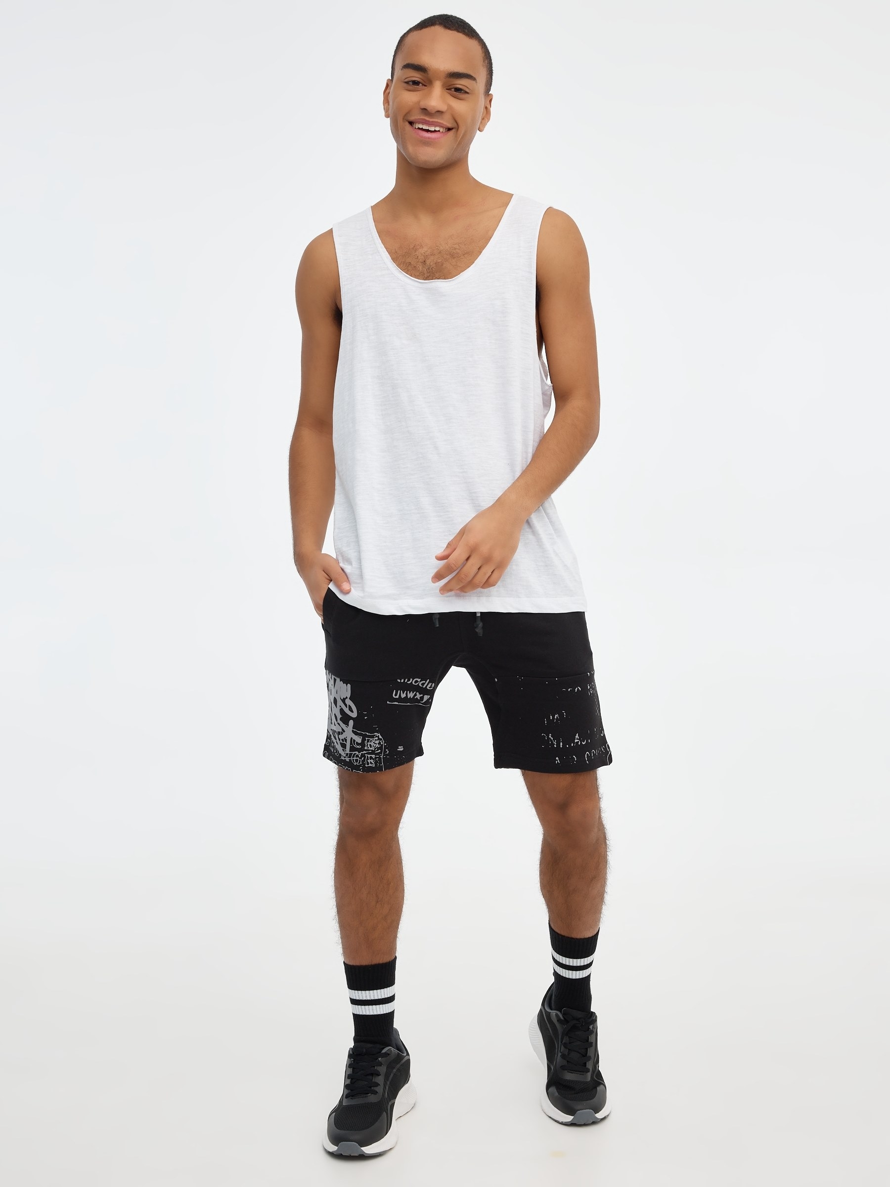 Bermudas jogger graffiti preto vista meia frontal