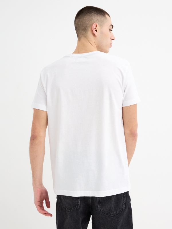 Camiseta negra estilo japonés blanco vista media trasera