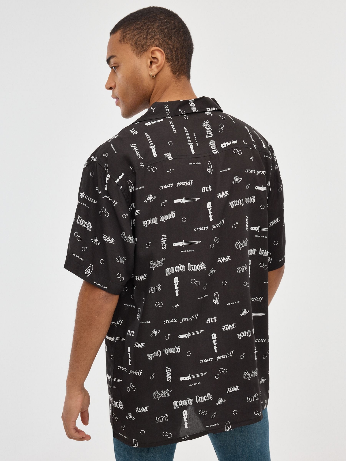 Camisa print letras negro vista media trasera