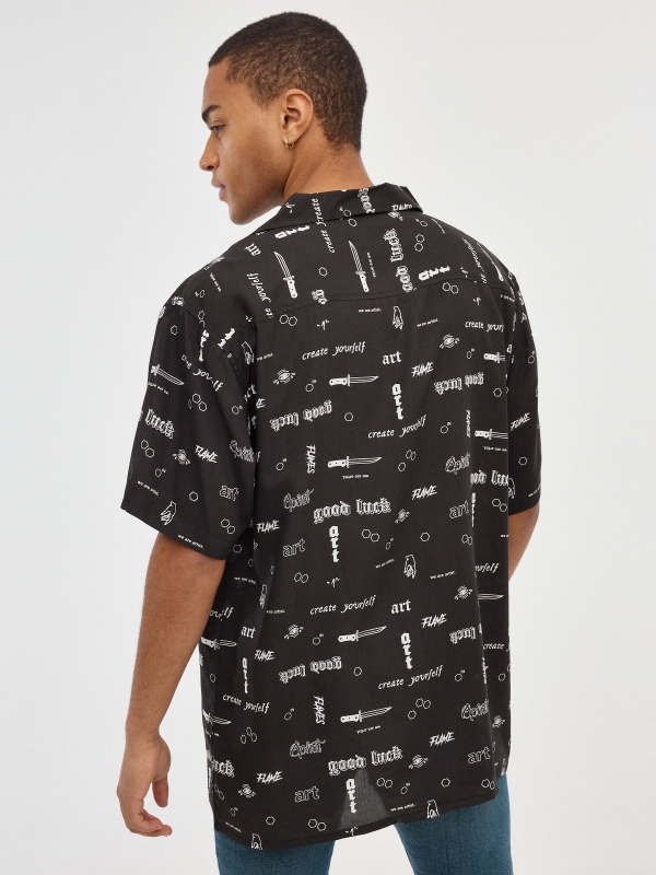 Camisa print letras negro vista media trasera