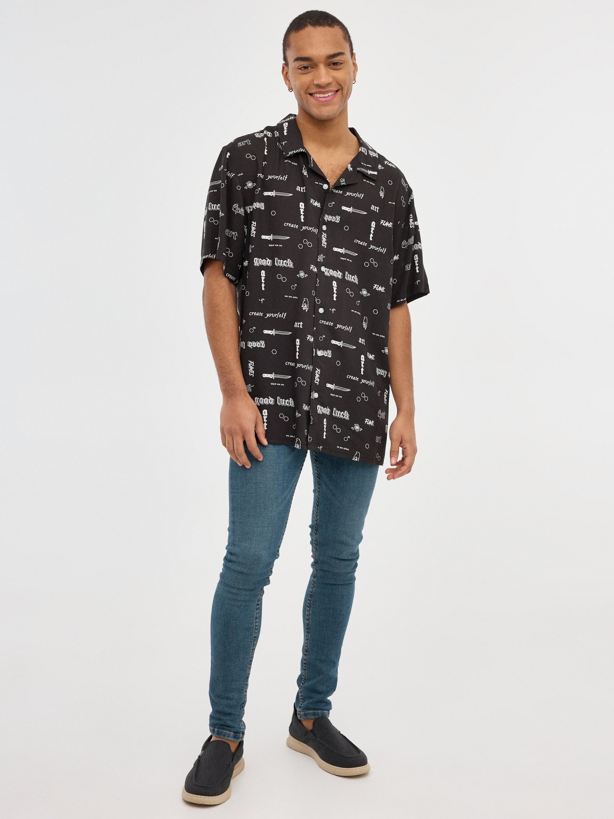 Camisa de impressão de cartas preto vista geral frontal