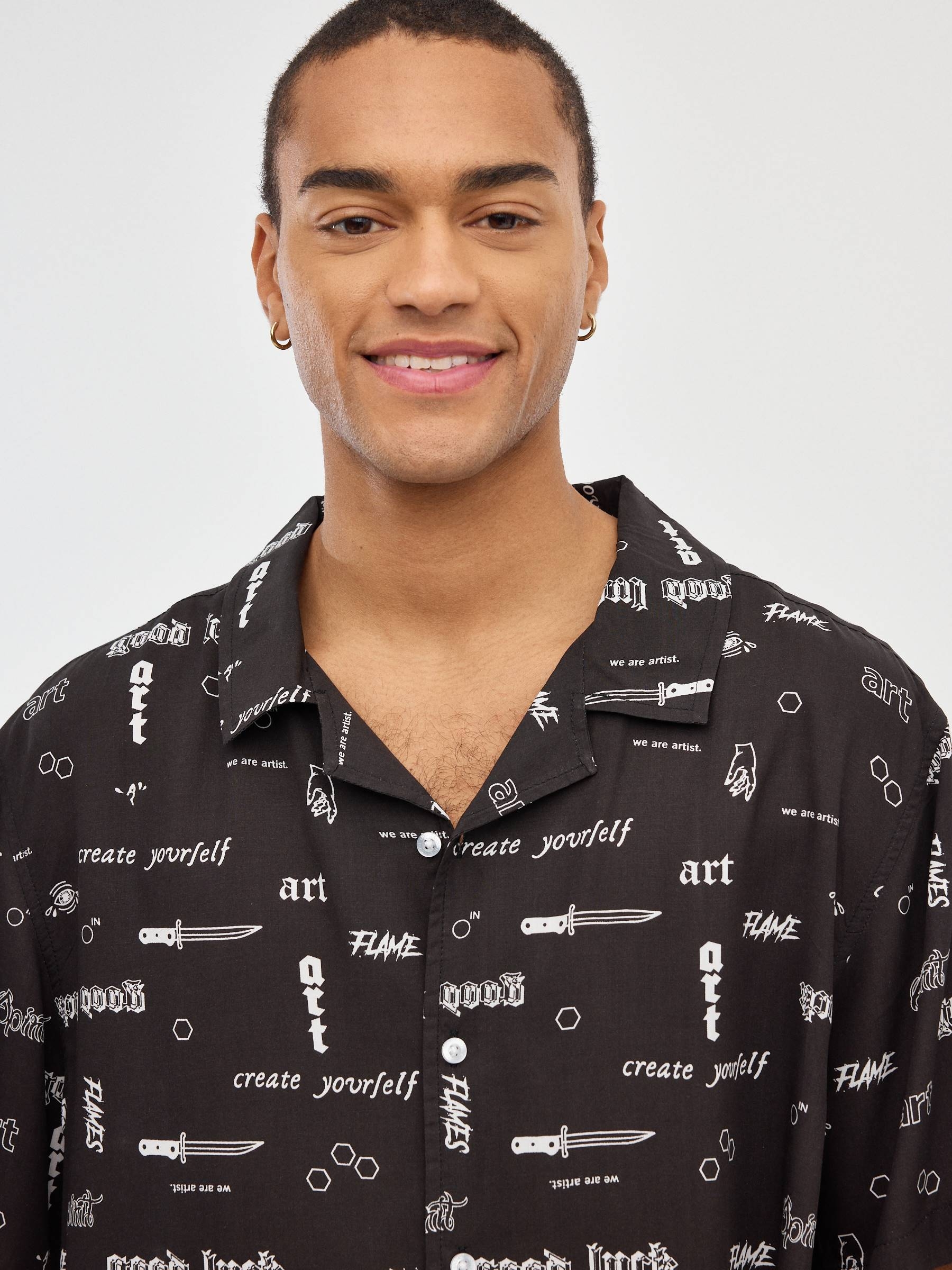 Camisa de impressão de cartas preto vista meia frontal