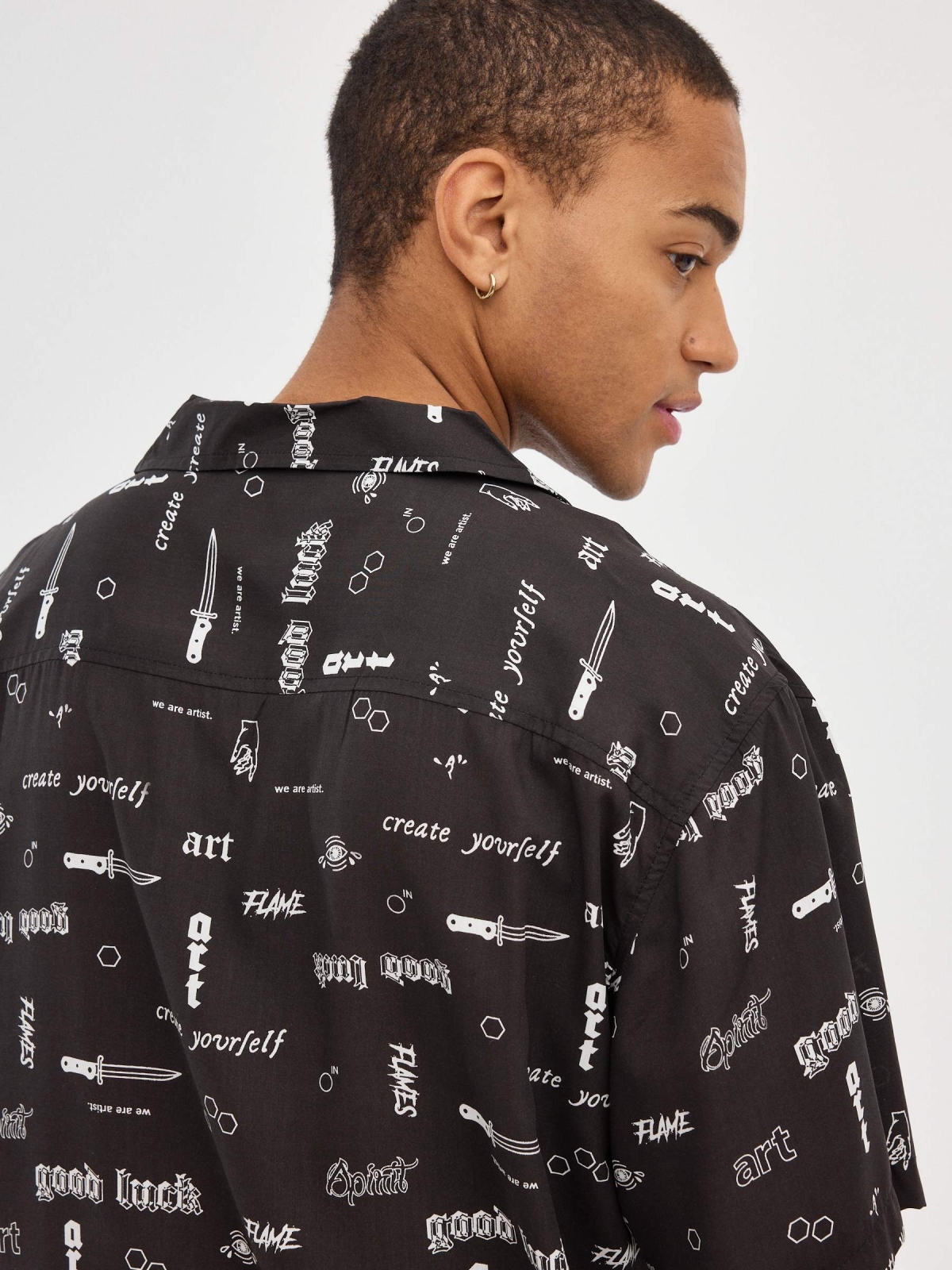 Camisa print letras negro vista detalle