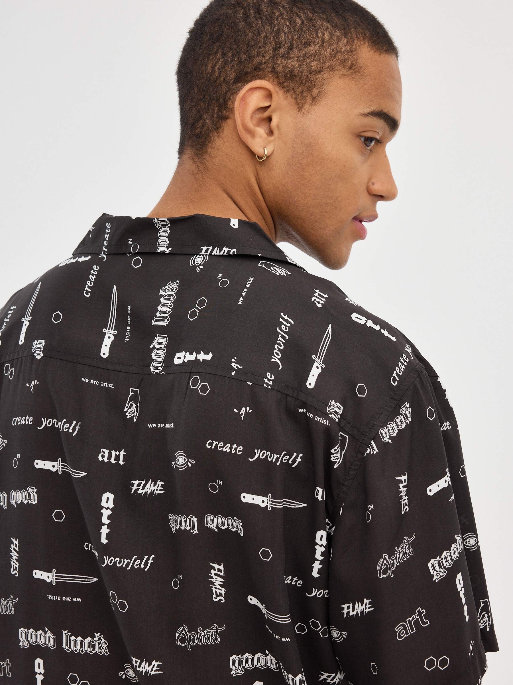 Camisa print letras negro vista media frontal