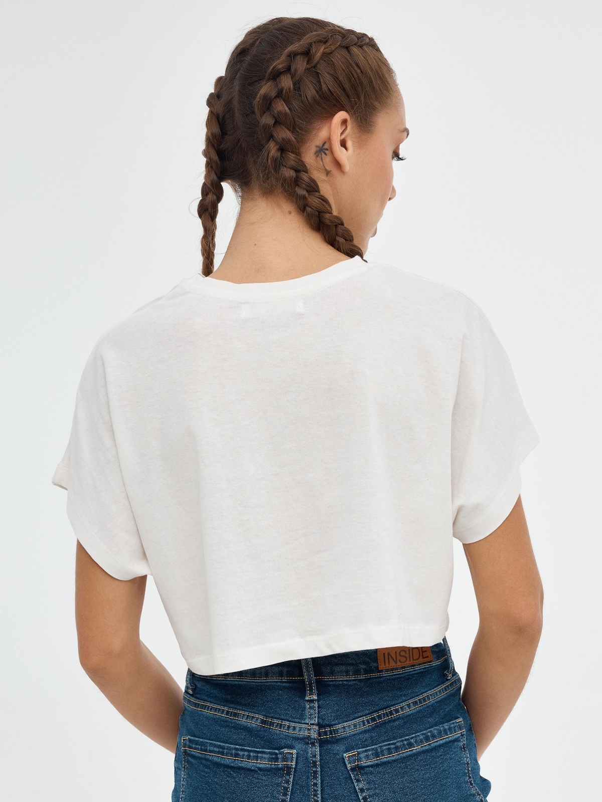 Camiseta crop Heliophilia beige vista media trasera