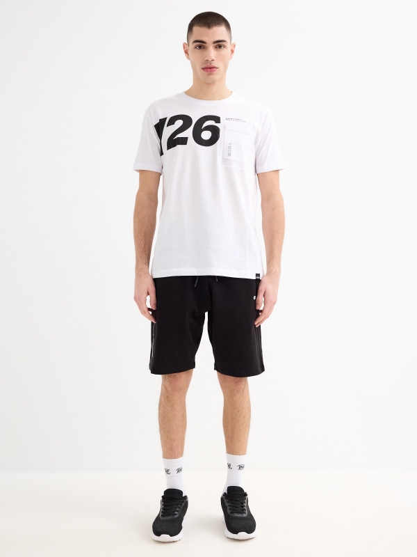 T-shirt gráfica com bolso branco vista geral frontal