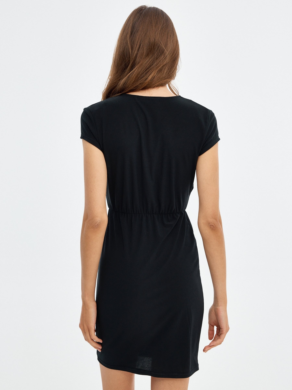 Vestido mini escote cruzado frunce negro vista media trasera