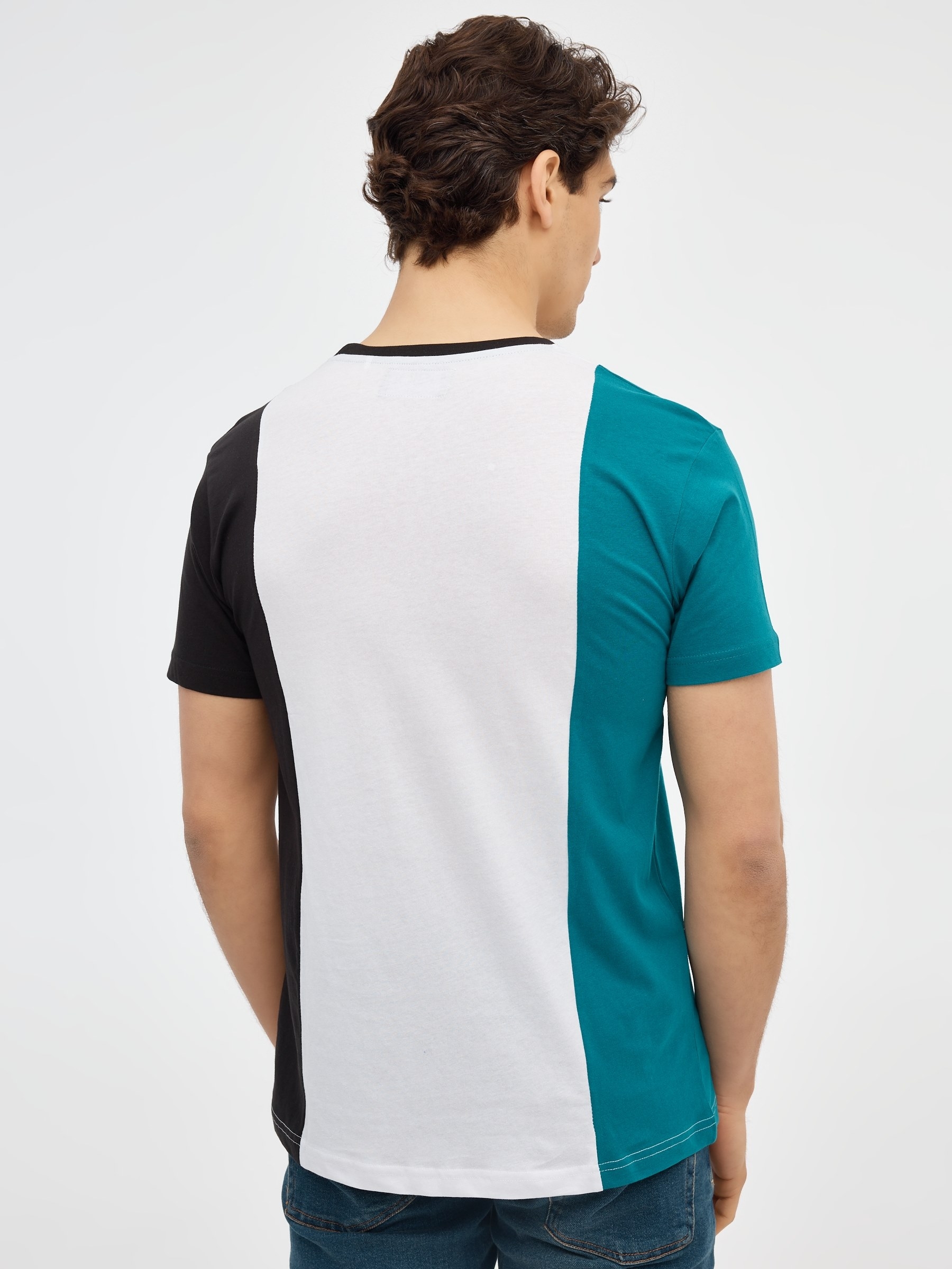 T-shirt ALTRNTV preto vista meia frontal