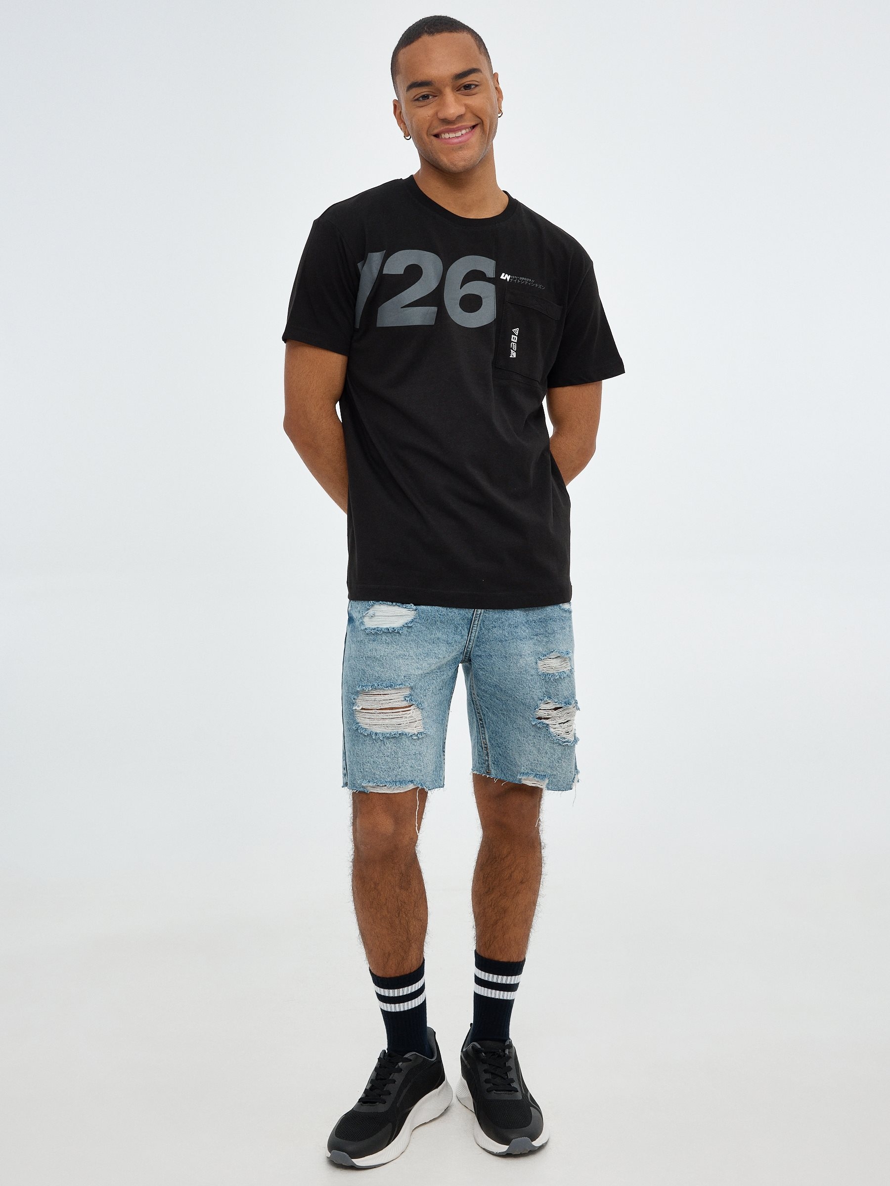 Camiseta gráfico con bolsillo negro vista media frontal