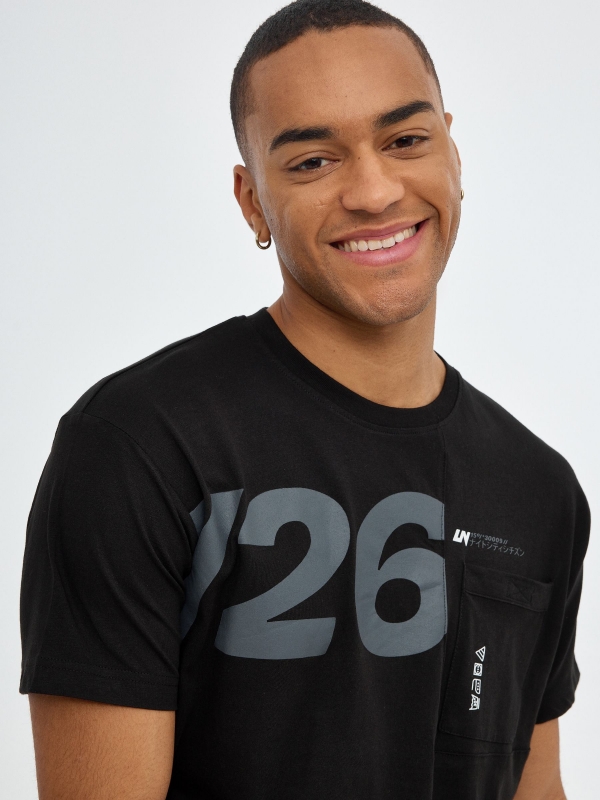  T-shirt gráfica com bolso preto