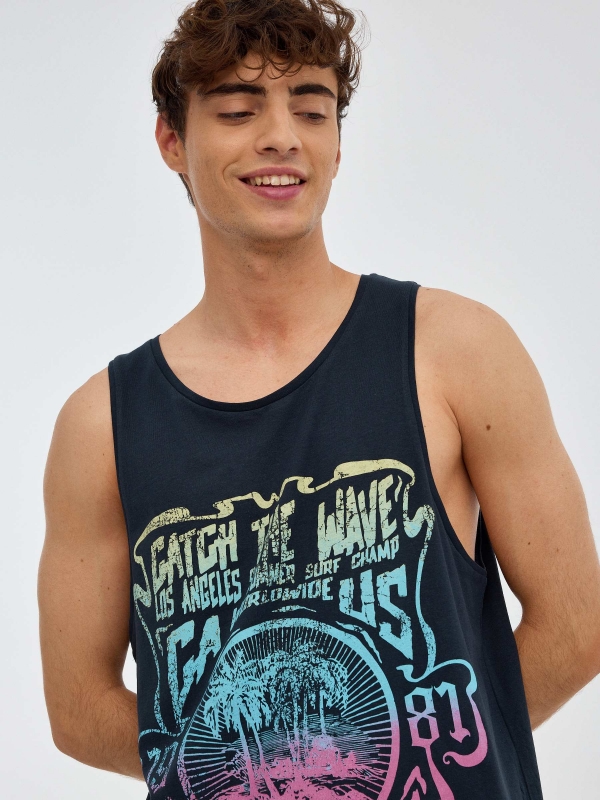 Camiseta South Coast azul marino vista detalle