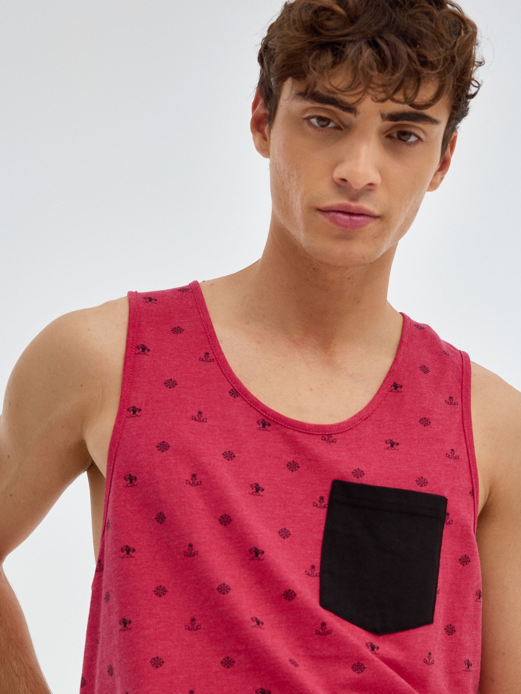 T-shirt estampada de marinheiro vermelho vista meia frontal