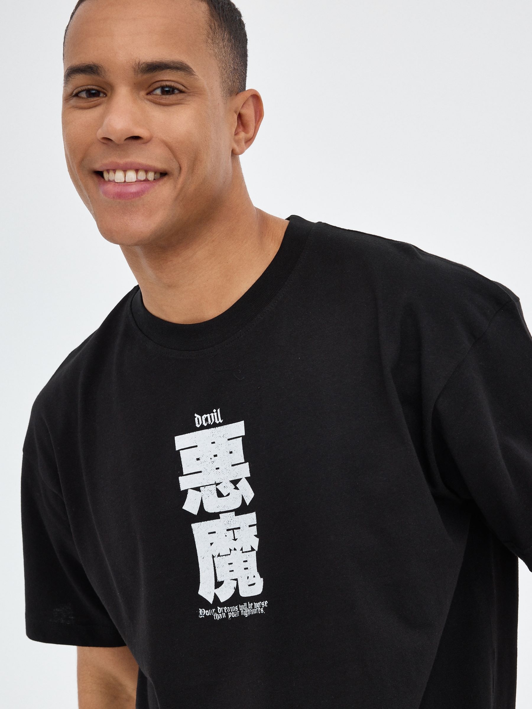 Camiseta oversized japonesa negro vista media frontal