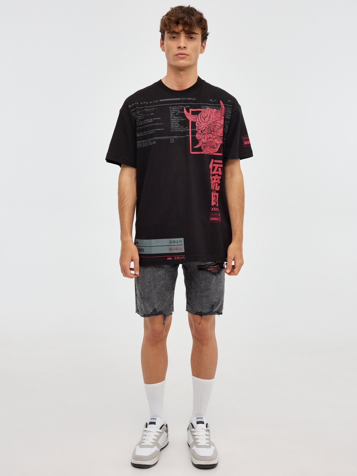 T-shirt oversized do dragão japonês preto vista geral frontal