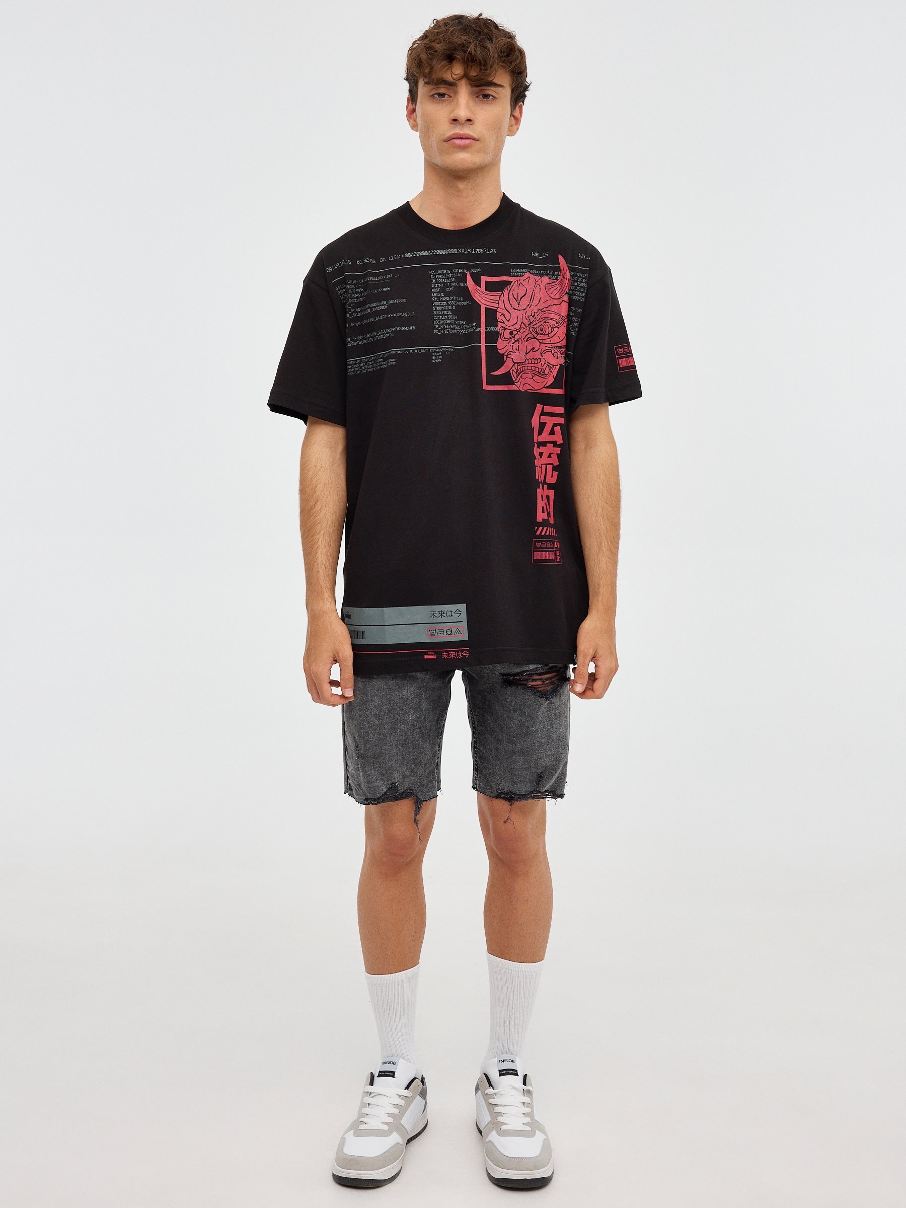 T-shirt oversized do dragão japonês preto vista meia frontal