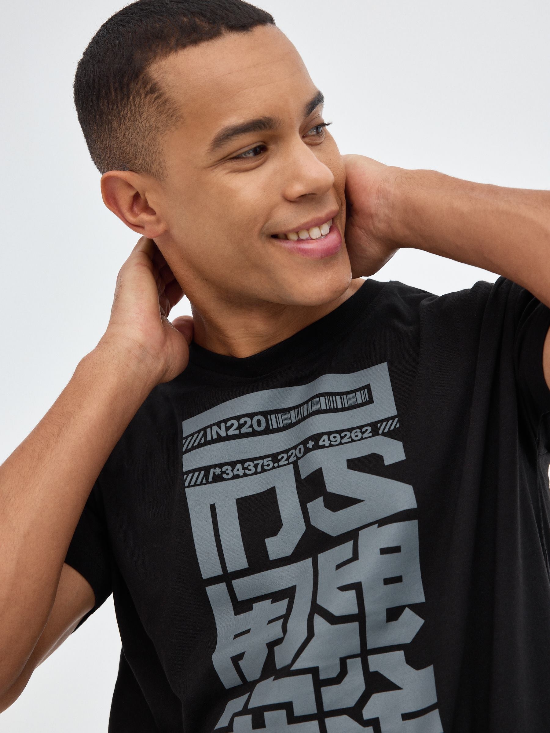 Camiseta negra estilo japonés negro vista media frontal