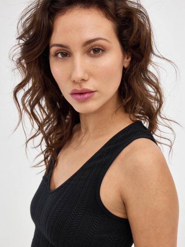 Crop Top cuello de pico negro vista detalle