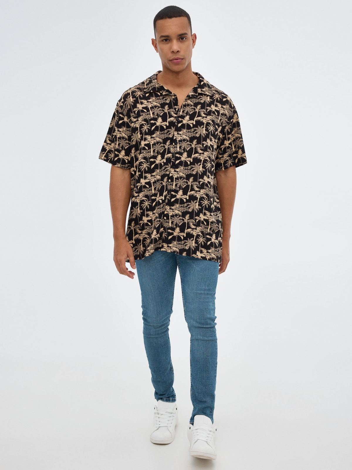 Camisa print palmeras negro vista general frontal