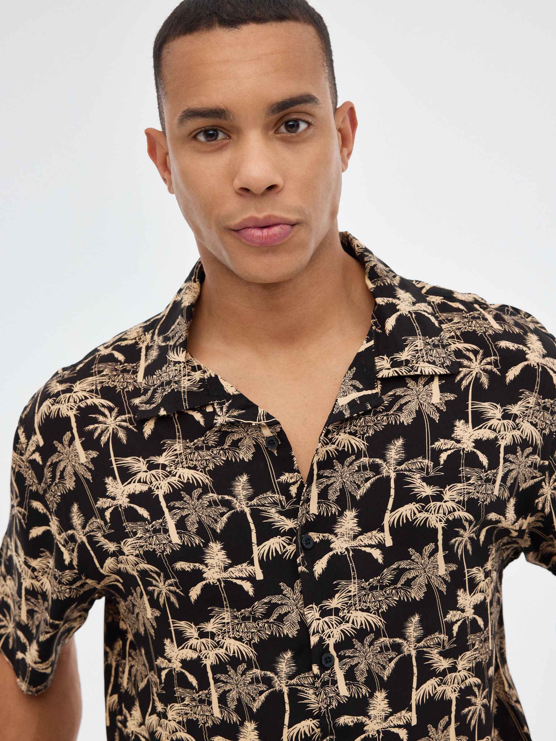 Camisa print palmeras negro vista media frontal