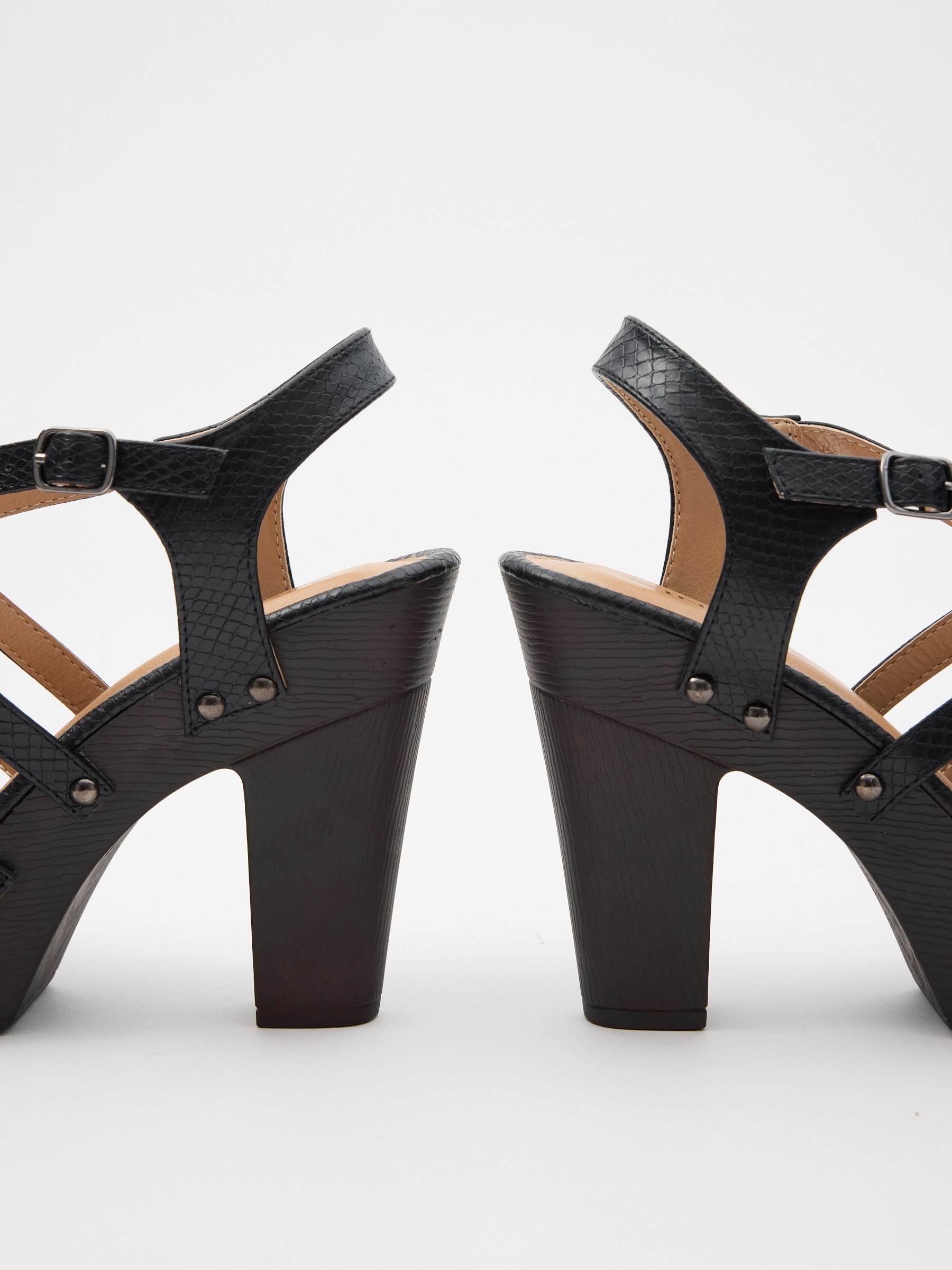 Sandalia de tiras snake negro