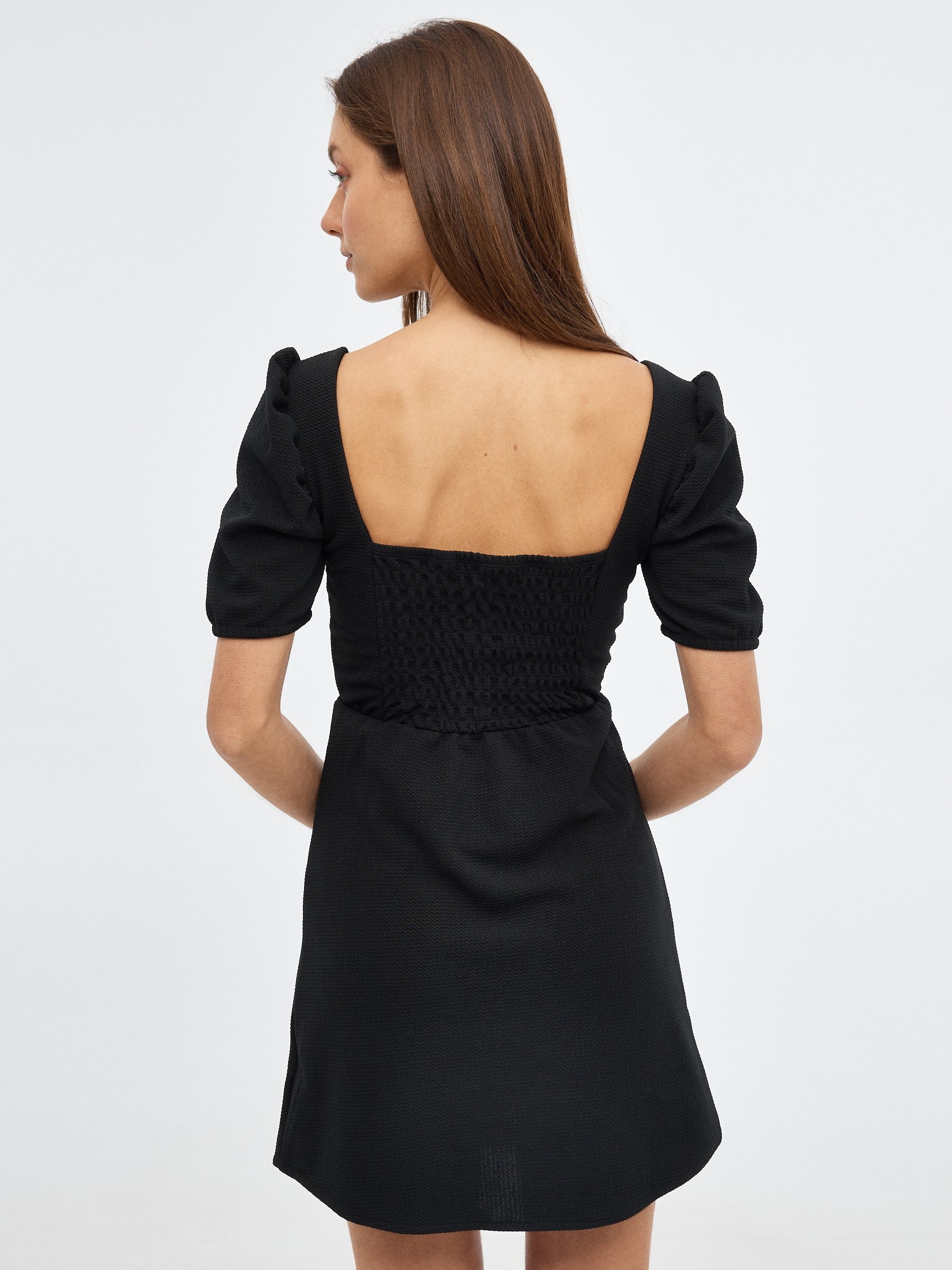Mini-vestido texturizado preto vista meia frontal