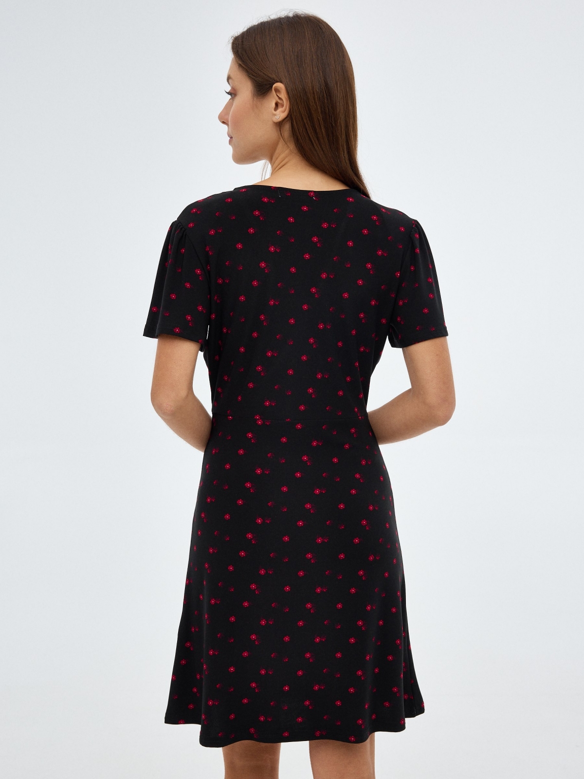 Vestido mini cruzado flores negro vista media trasera