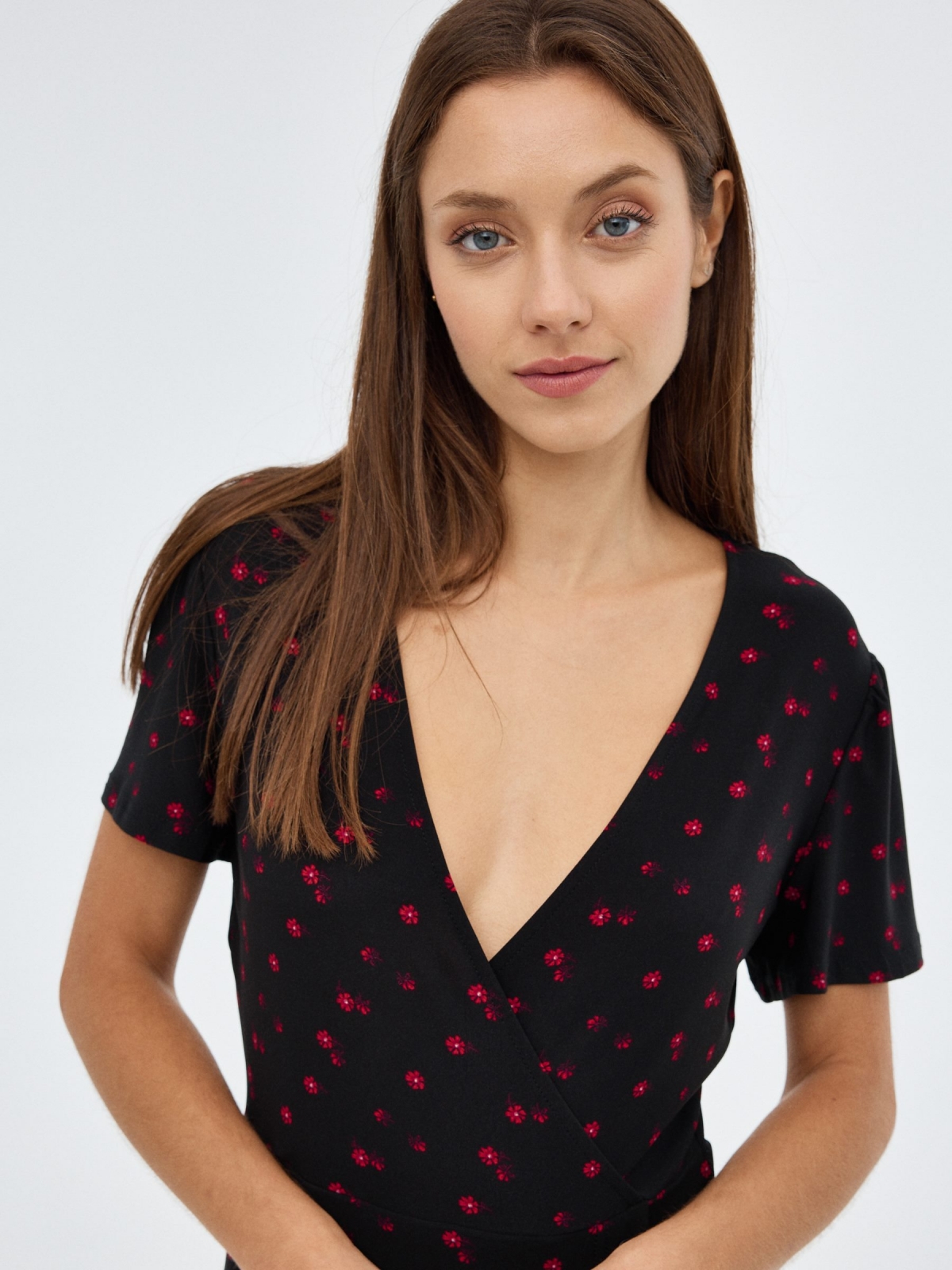 Mini vestido floral em cruz preto vista detalhe