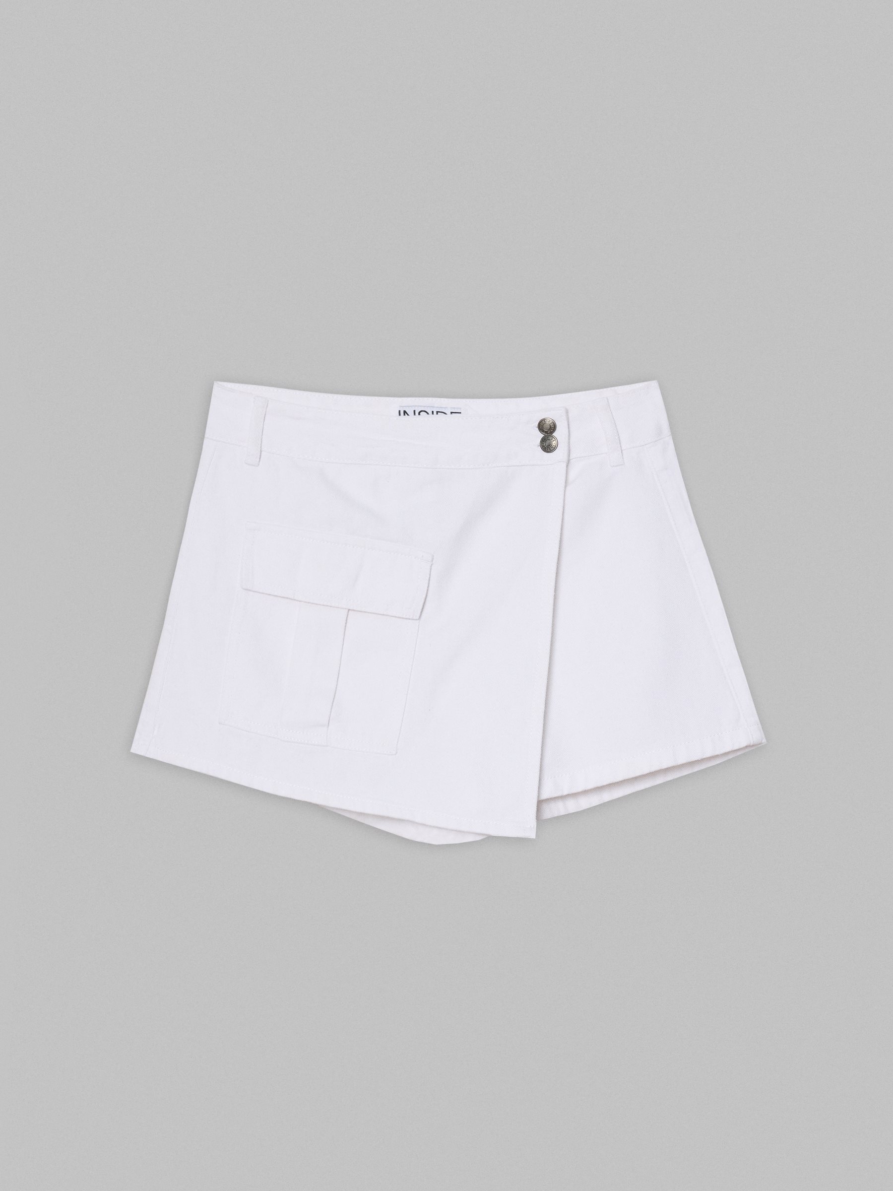 Skort de vários bolsos branco vista meia frontal