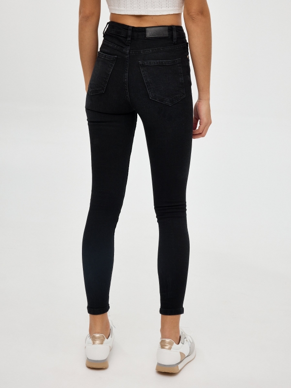 Jeans skinny tiro alto negro vista media trasera