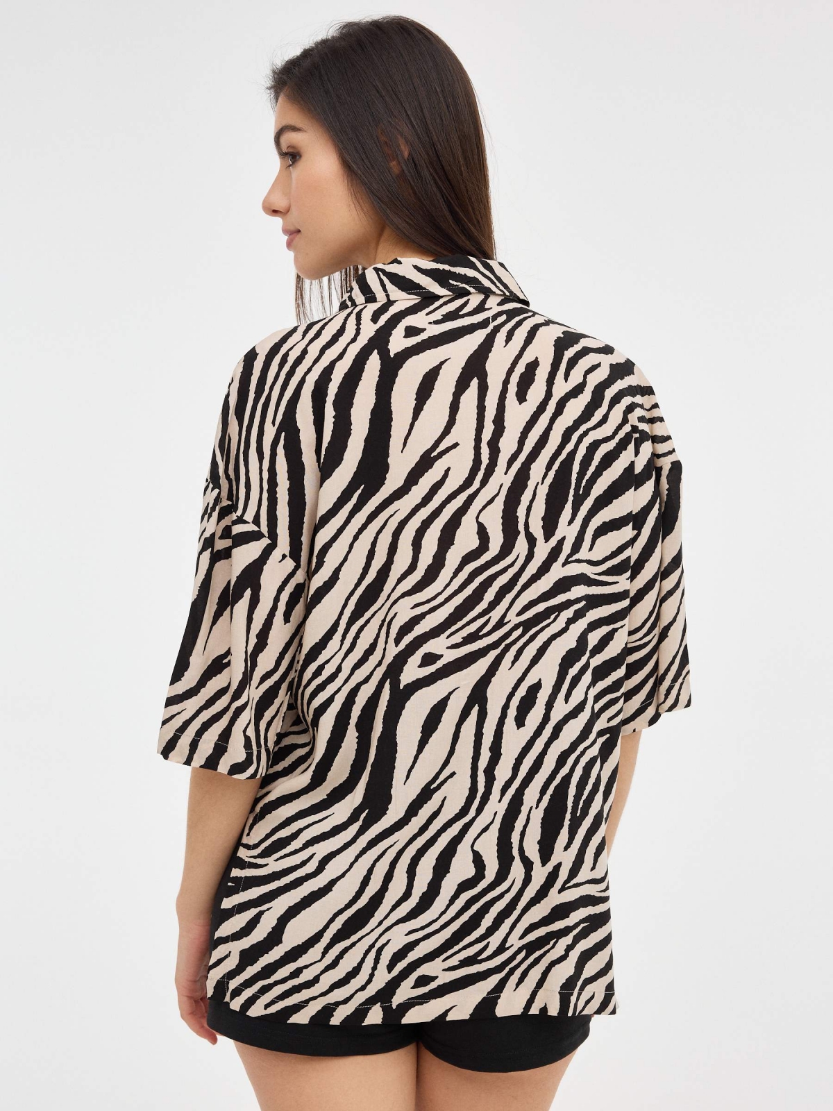 Camisa Oversized AnimalPrint multicolorido vista meia traseira