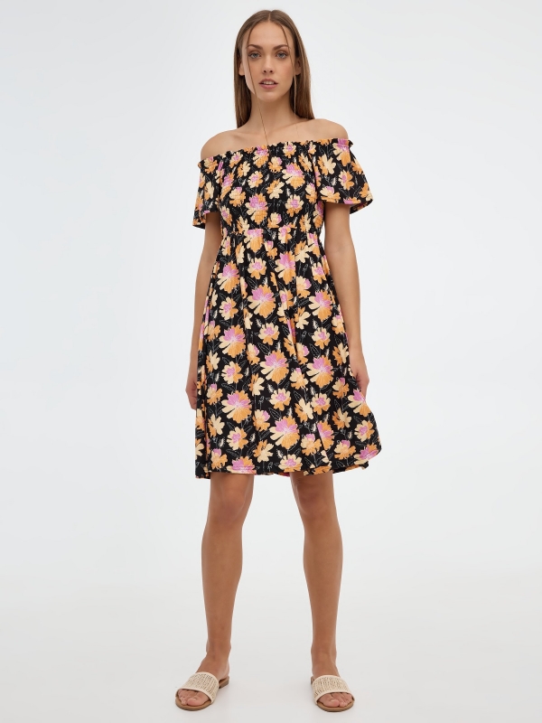 Mini vestido floral decote recto preto vista geral frontal