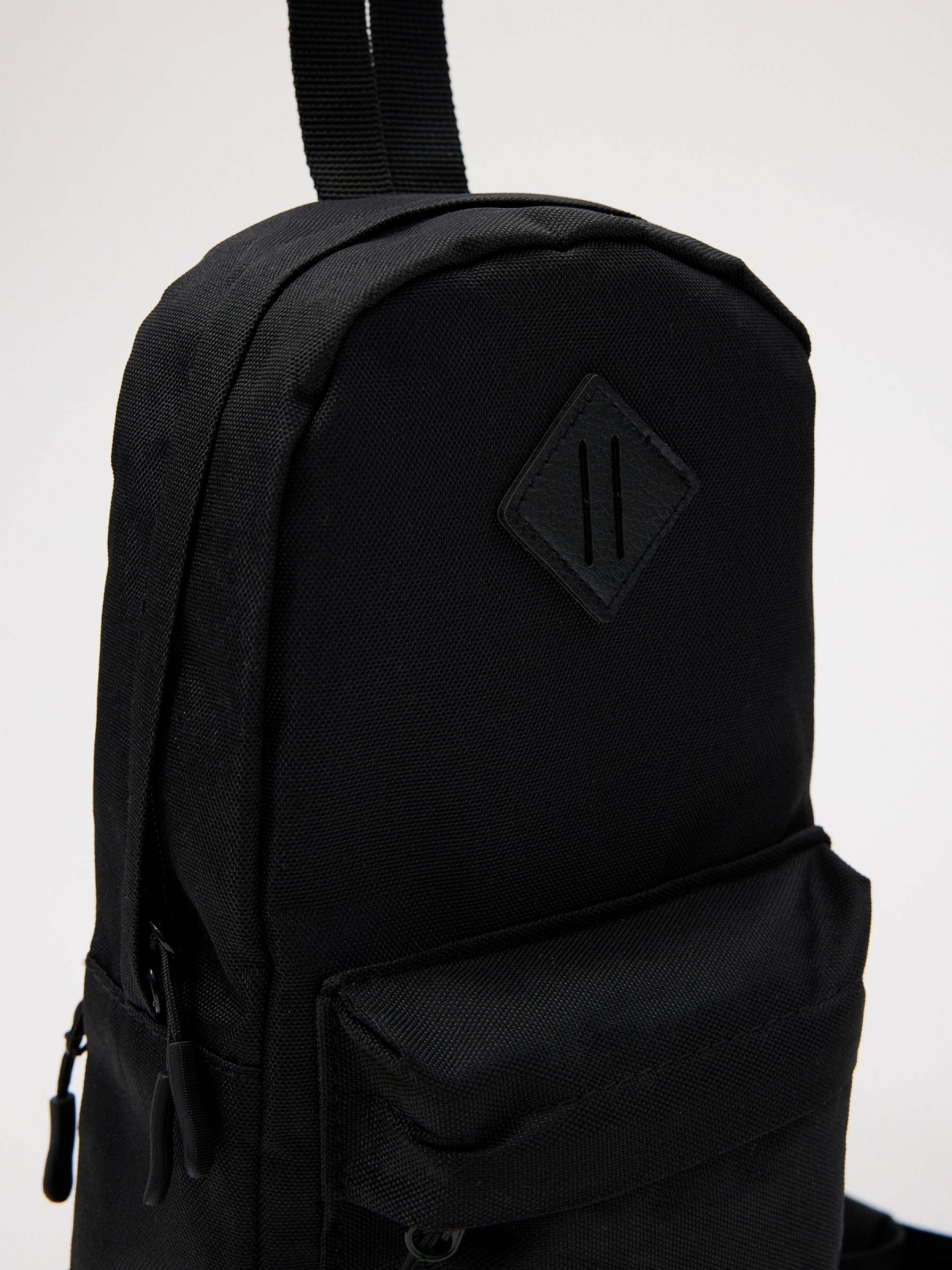 Saco de ombro de homem preto vista detalhe