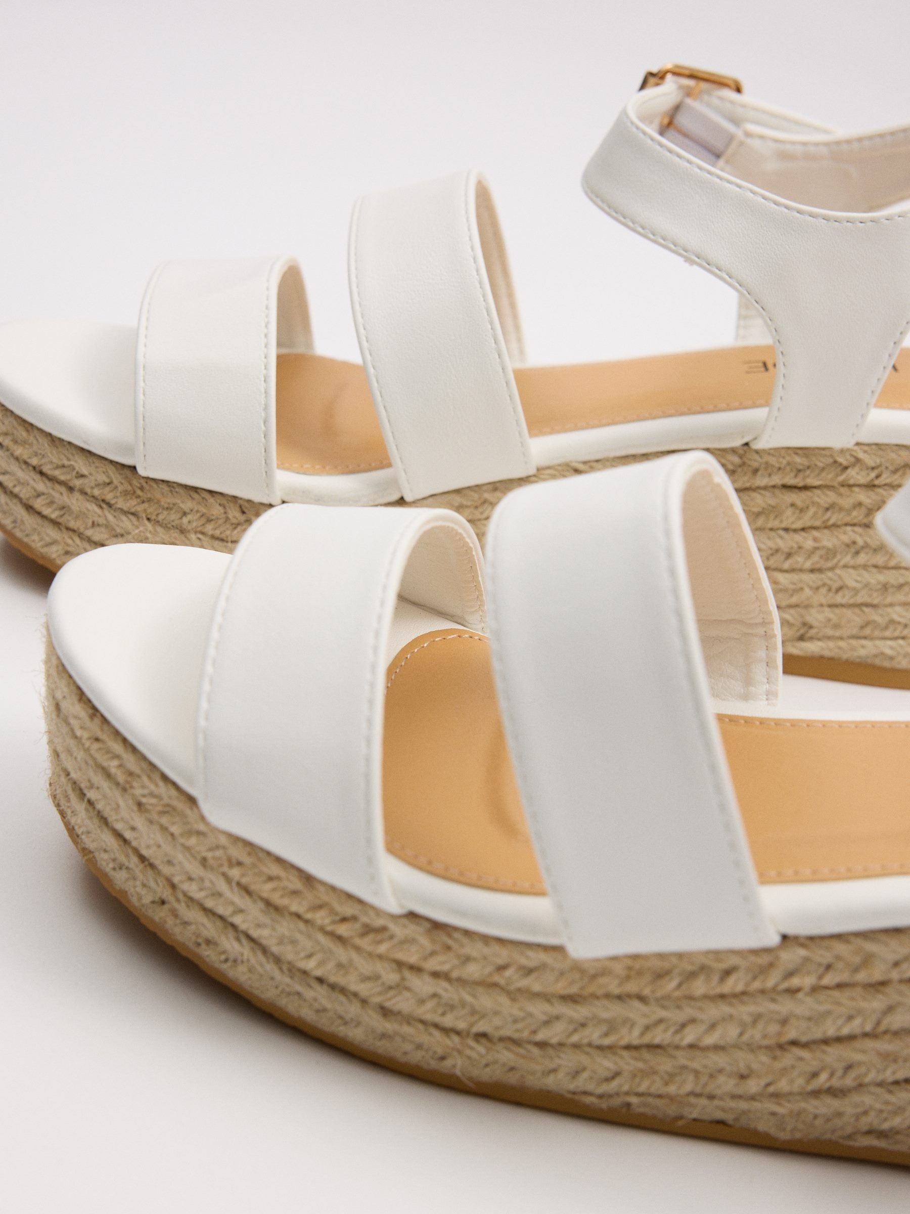 Cuña pala con hilo brillante blanco