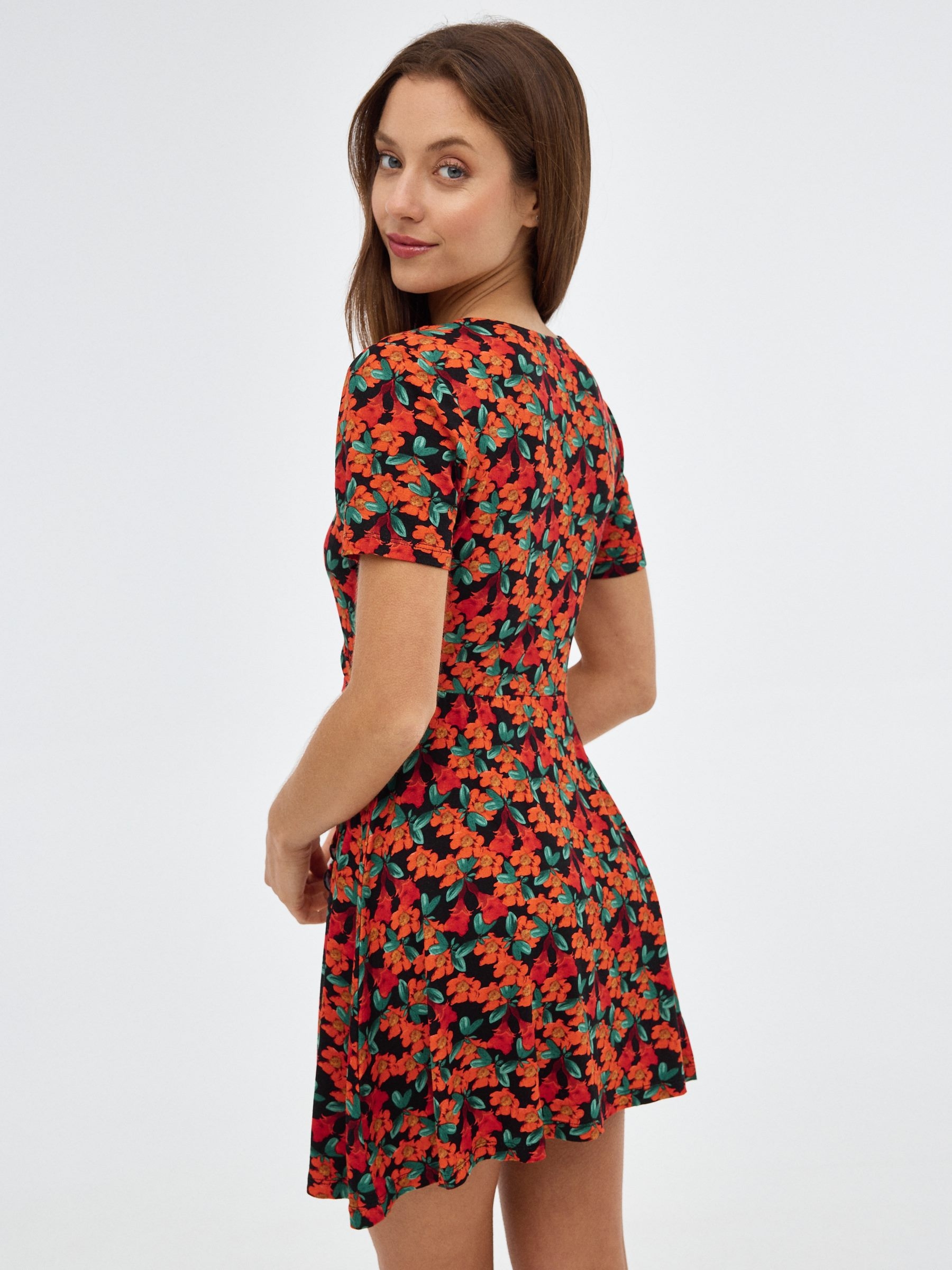 Mini vestido floral vermelho vista meia frontal