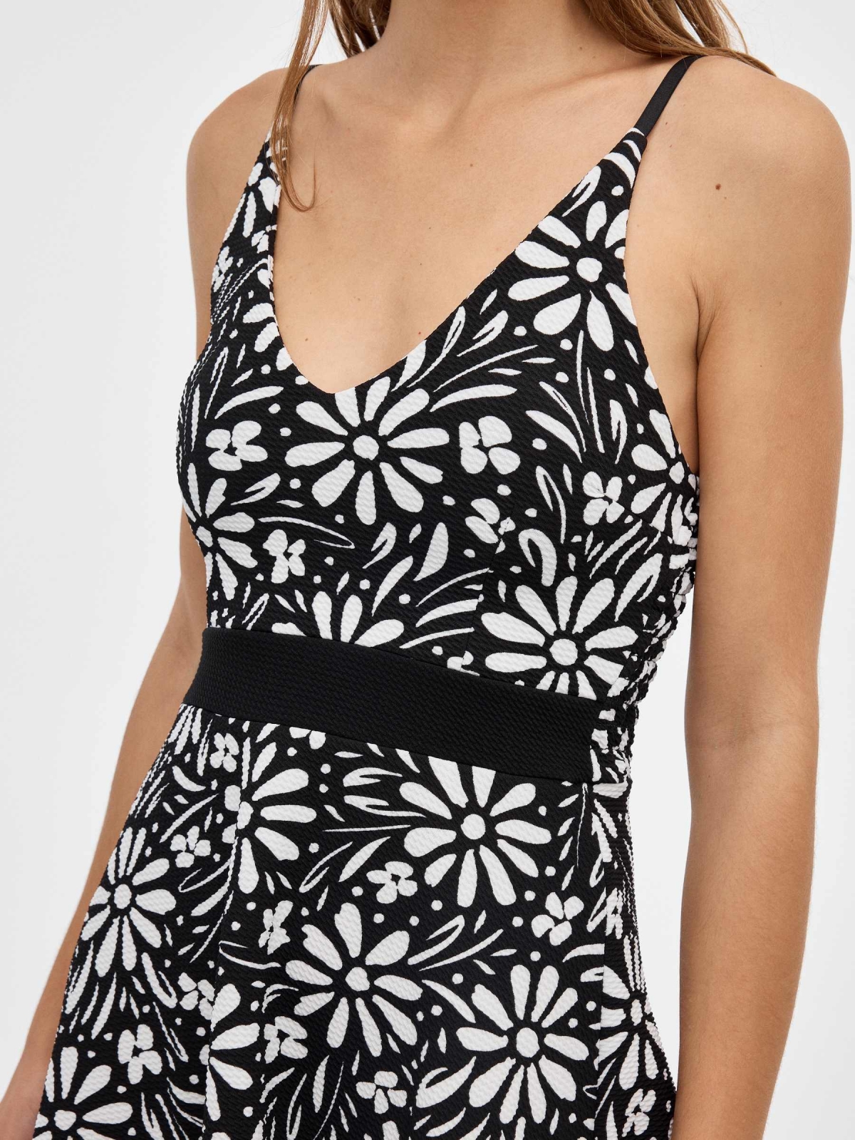 Mini vestido floral impressão total preto vista detalhe