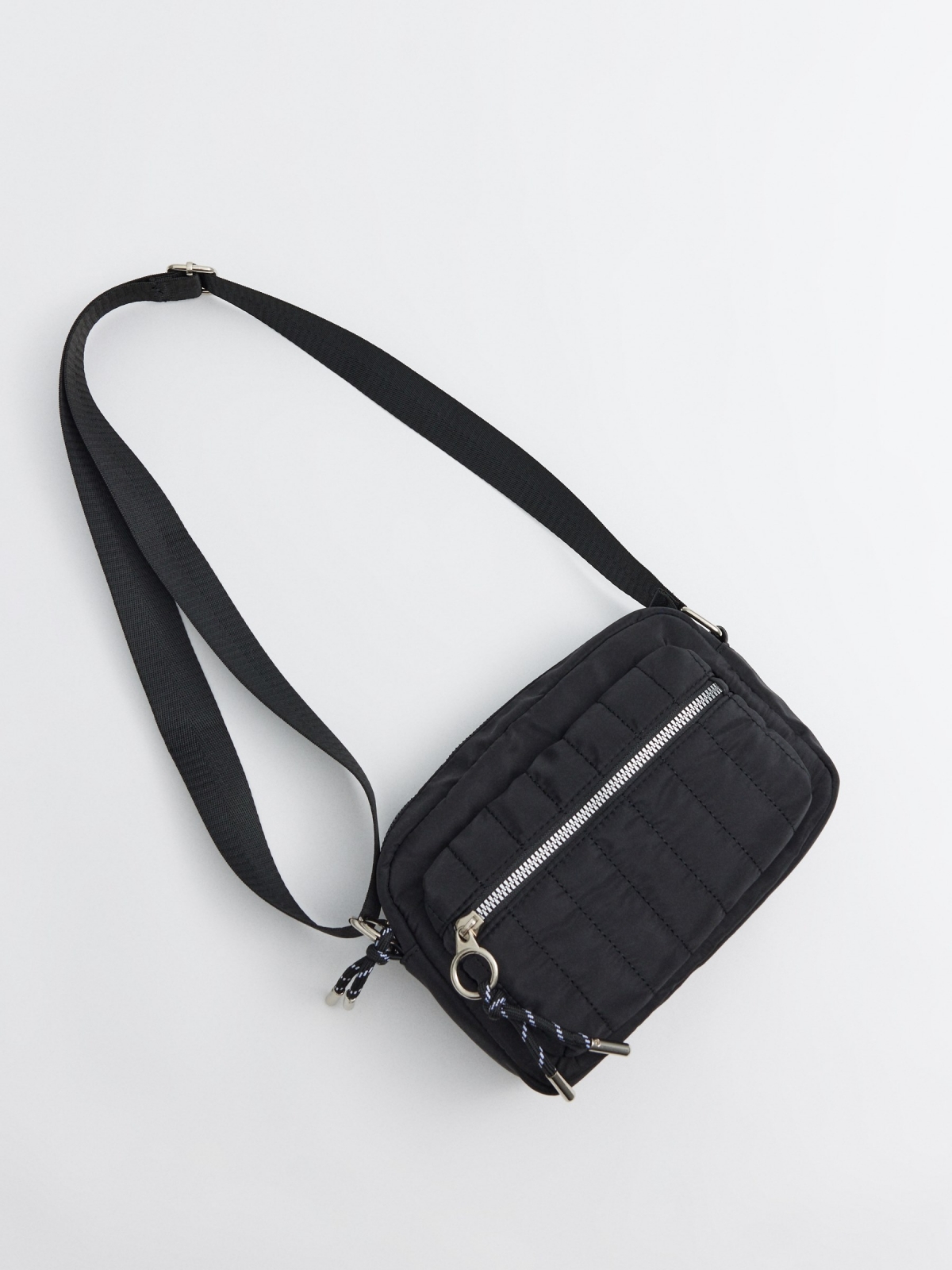 Bolso cruzado bolsillos negro vista detalle