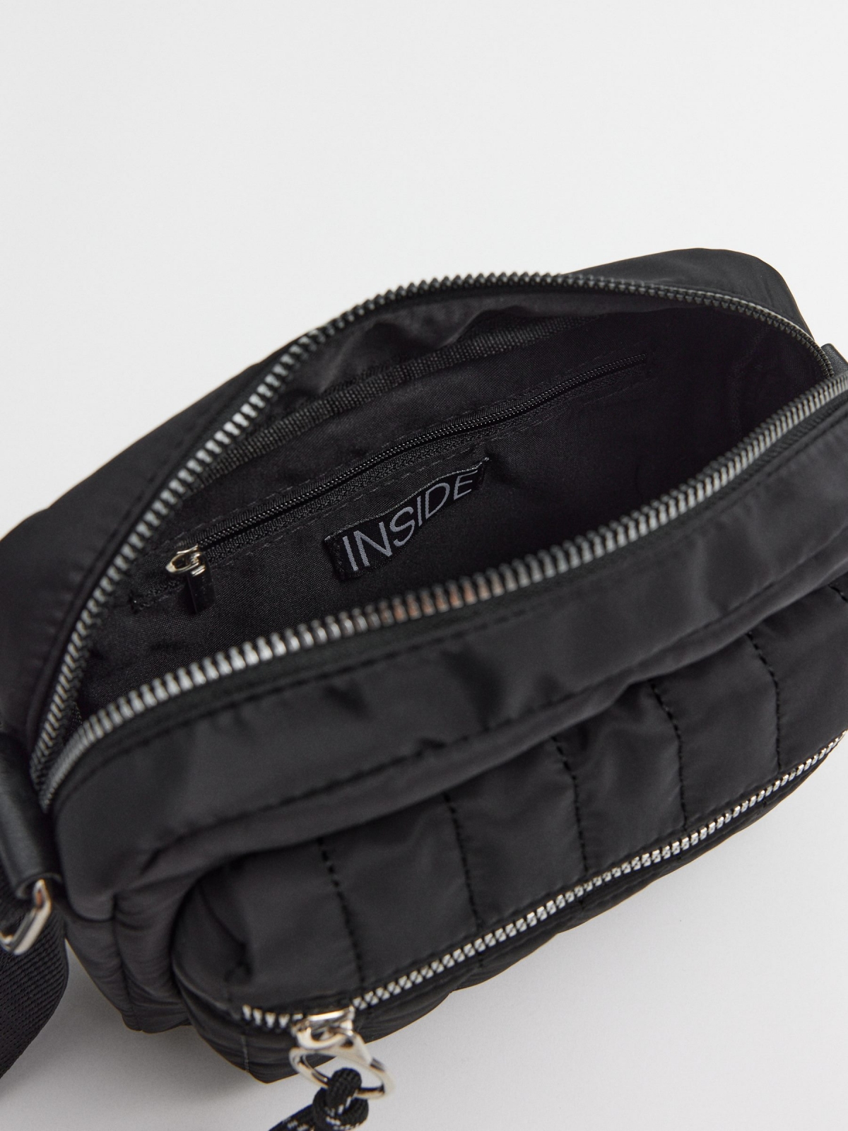 Bolso cruzado bolsillos negro vista detalle