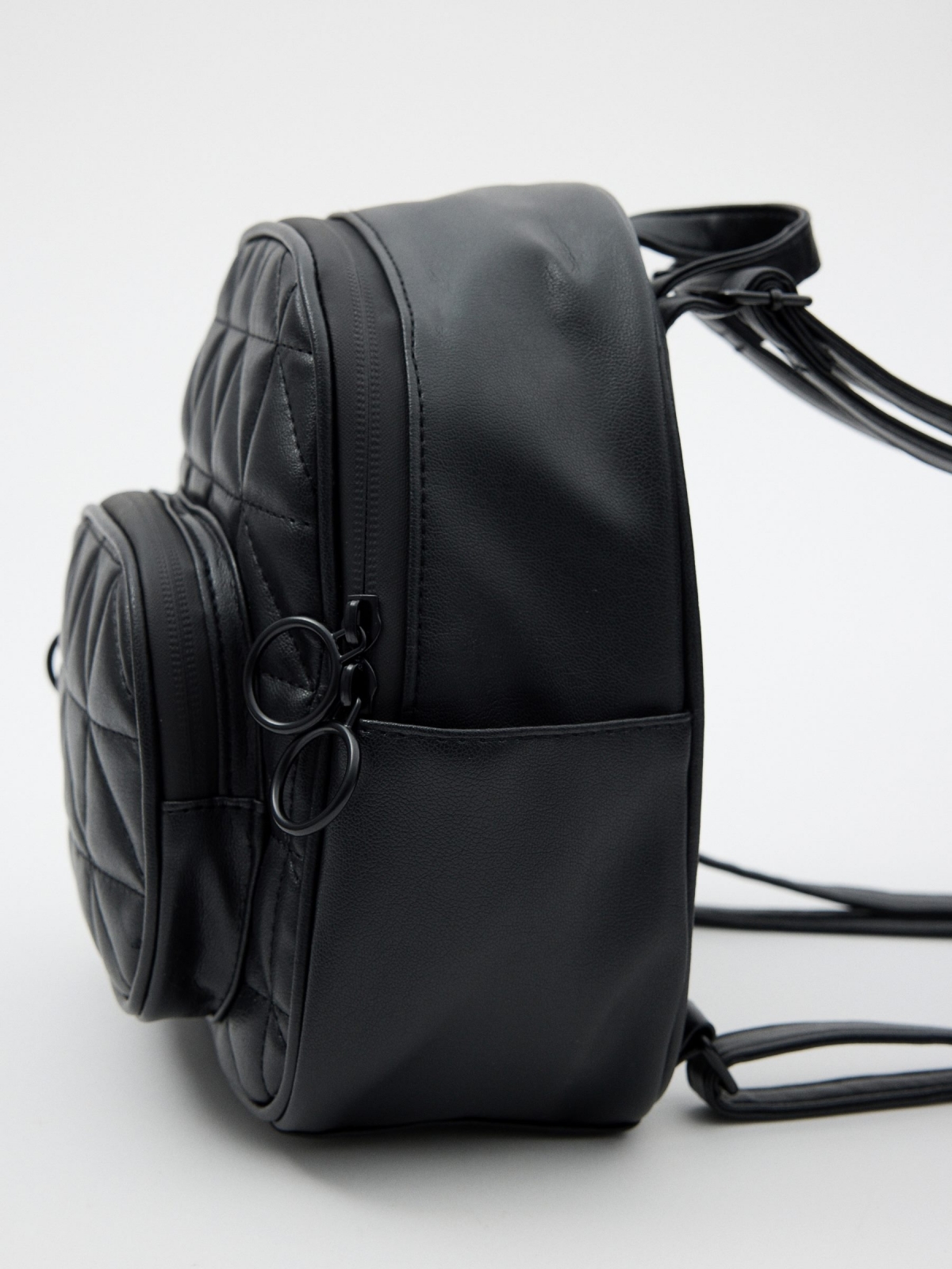 Mochila casual em pele preto vista detalhe