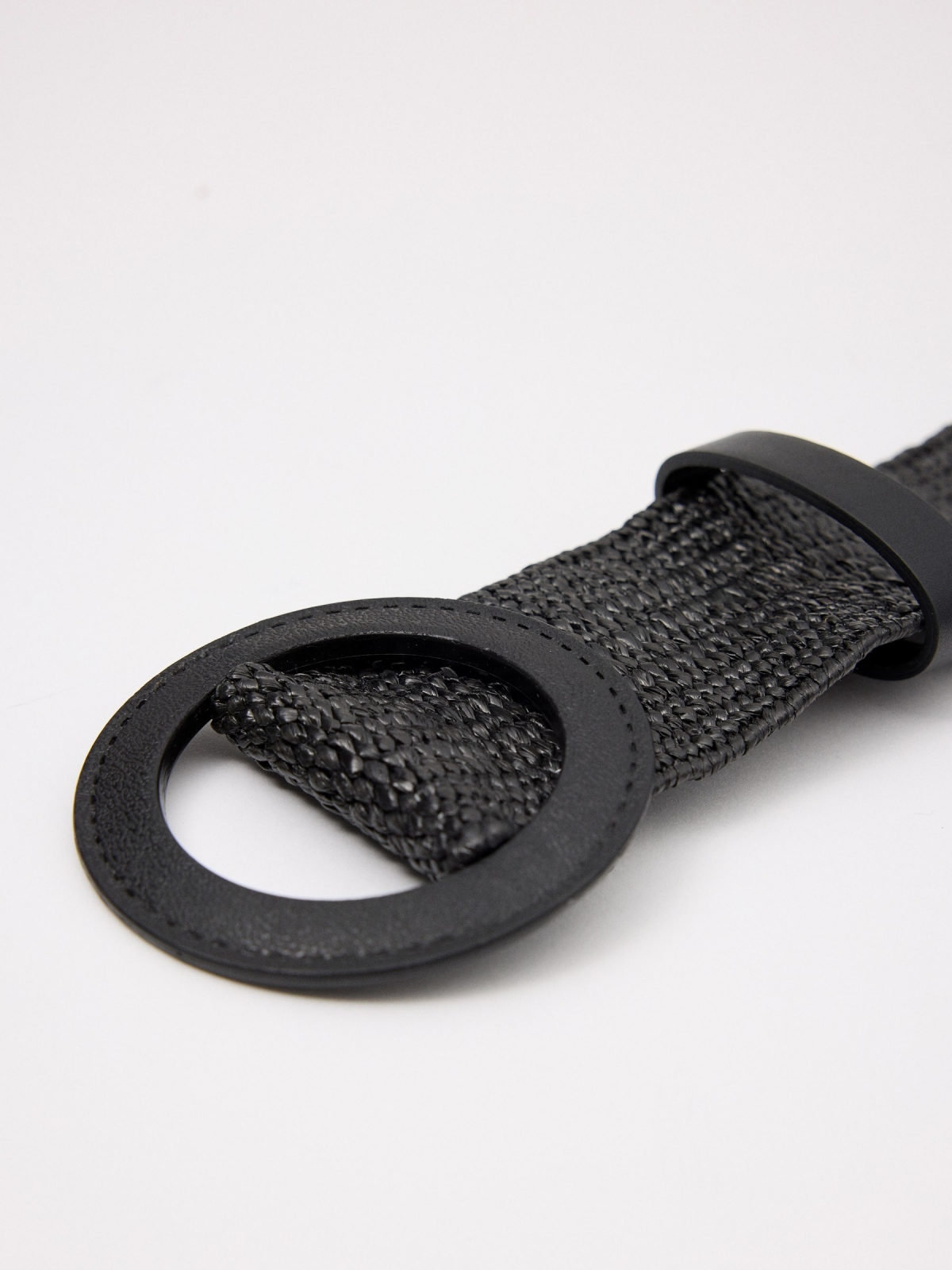 Round buckle elastic belt black detail view
