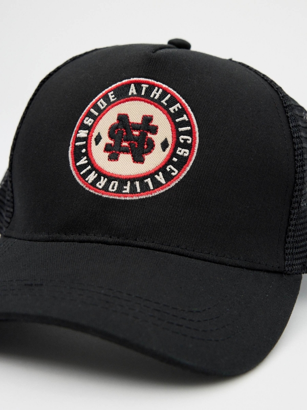 Gorra trucker logo negro vista media trasera 45º