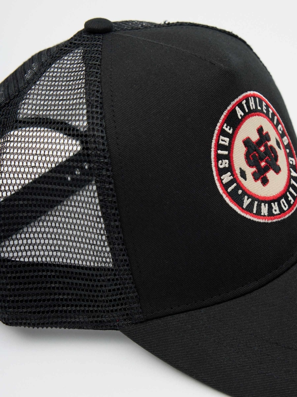Gorra trucker logo negro vista detalle